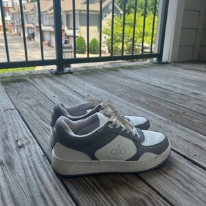 ALO Yoga Gray and White Sneakers Low-Top W8.5